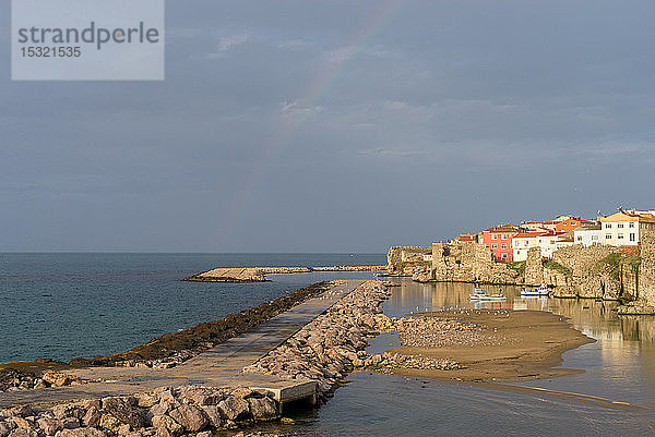 Hafen von Sinop bei Sonnenuntergang mit einem Regenbogen  Sinop  Türkei