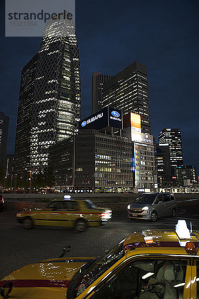 Gelbes Taxi und beleuchtete Gebäude bei Nacht  Shinjuku  Tokio  Japan