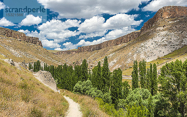 Türkei  Goreme-Nationalpark und die Felsenstätten von Kappadokien  Landschaft des Soganli-Tals in der Nähe von Urgup (UNESCO-Welterbe)