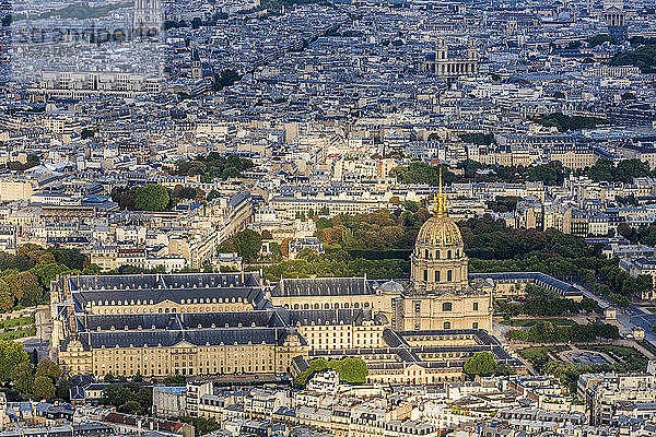 Frankreich  7. Arrondissement von Paris  Blick vom Eiffelturm (Hotel des Invalides und Eglise du Dome)