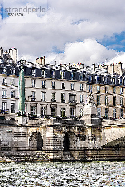 Frankreich  7. Arrondissement von Paris  Quai Voltaire  die Seine an der Pont du Carrousel