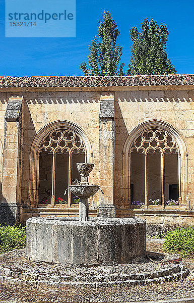 Spanien  Autonome Gemeinschaft Kastilien und León  Provinz Burgos  historisches Dorf Covarrubias  Kreuzgang der Stiftskirche Saint Cosme und Saint Damian (16. Jahrhundert) (Jakobsweg)