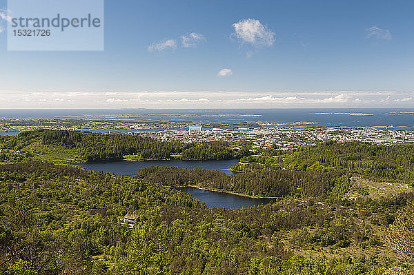 Landschaftsblick auf den Fjord  Haugesund  Norwegen