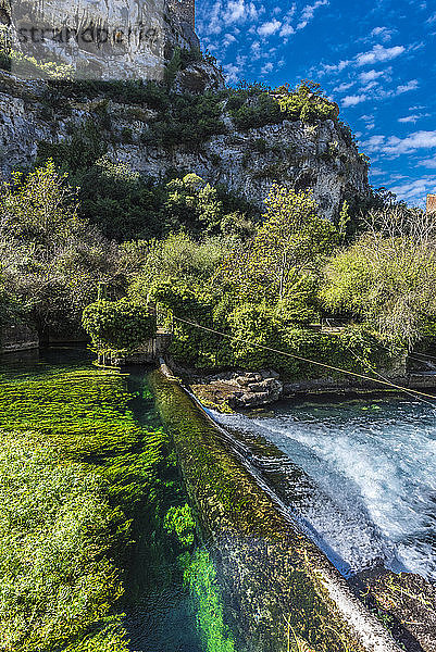Frankreich  Provence  Vaucluse  pays des Sorgues  Fontaine de Vaucluse  Staudamm am Fluss Songues
