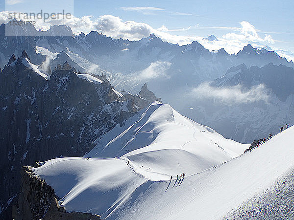 Frankreich  Hochsavoyen  Chamonix  Mont-Blanc-Gebirge  eine Gruppe von Bergsteigern wandert an der Schneekante der Aiguille du Midi