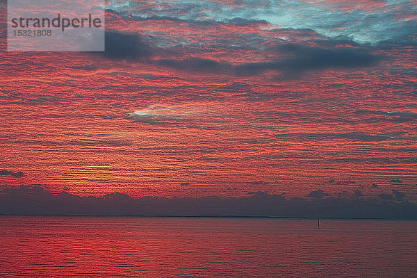 Frankreich  Baie de Bourgneuf  44  Sonnenuntergang über dem Meer