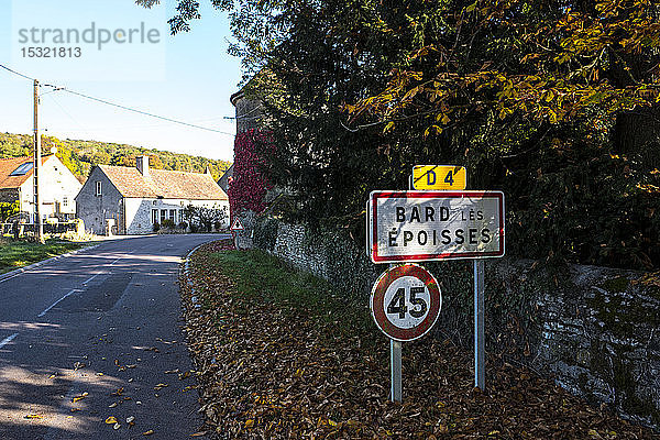 Europa  Frankreich  Burgund  Cote-d'Or  Bard les Epoisses  Ortseingang an der Straße D4