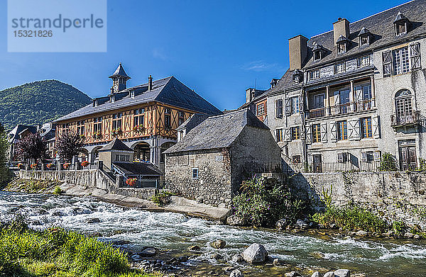 Frankreich  Hautes-Pyrenees  vallee d'Aure  Arreau  der Fluss Neste und das Rathaus (20. Jahrhundert) und das Haus von Pic-Molie (19. Jahrhundert) Jakobsweg)