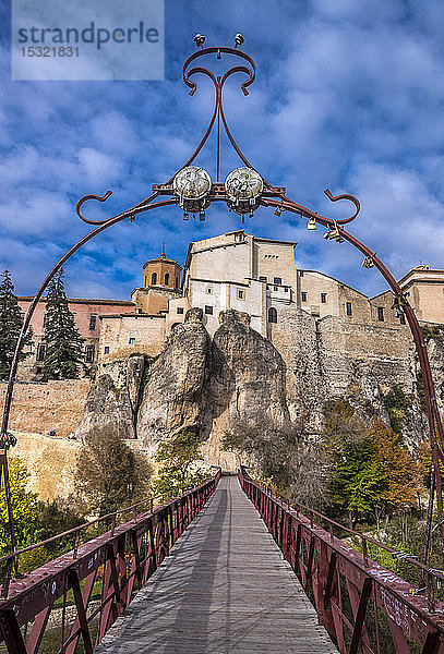 Spanien  Autonome Gemeinschaft Kastilien-La Mancha  Stadt Cuenca  Brücke San Pablo und Altstadt an den Klippen (UNESCO-Welterbe) (Schönstes Dorf Spaniens)