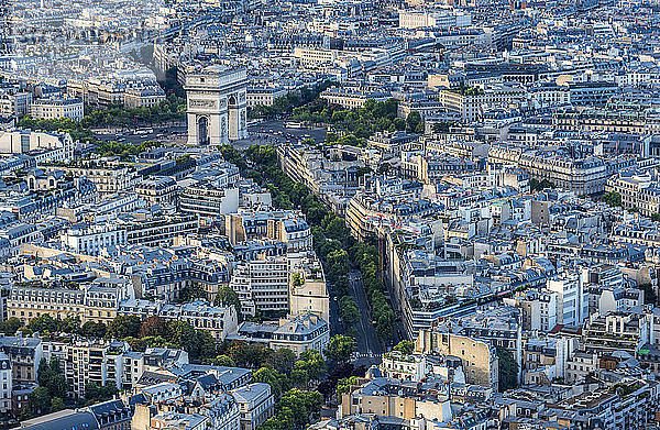 Frankreich  16. Arrondissement von Paris  Blick vom Eiffelturm (Arc de Triomphe de l'Etoile  Avenue d'Iena)