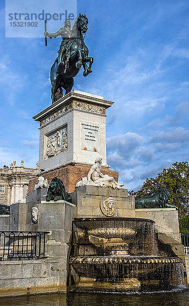 Spanien  Madrid  Königspalast  Plaza de Oriente  Springbrunnen-Denkmal für Felipe V