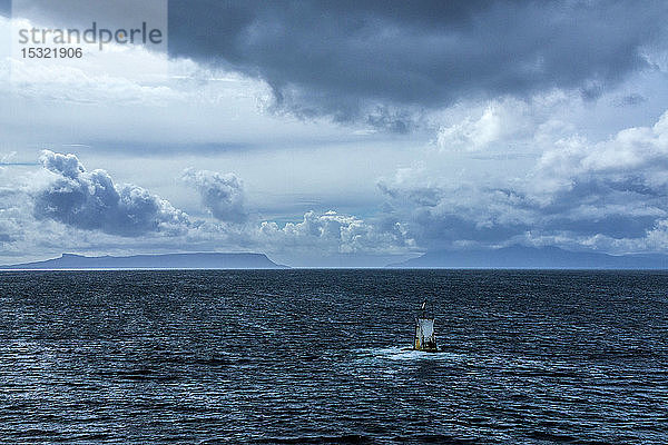 Europa  Großbritannien  Schottland  Hebriden  Seezeichenboje auf der Fährstrecke zwischen Mallaig und Ardvasar (Isle of Skye)