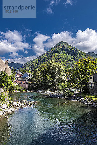 Frankreich  Hautes-Pyrenees  Vallee d'Aure  der Fluss Neste bei Sarrancolin (Jakobsweg)