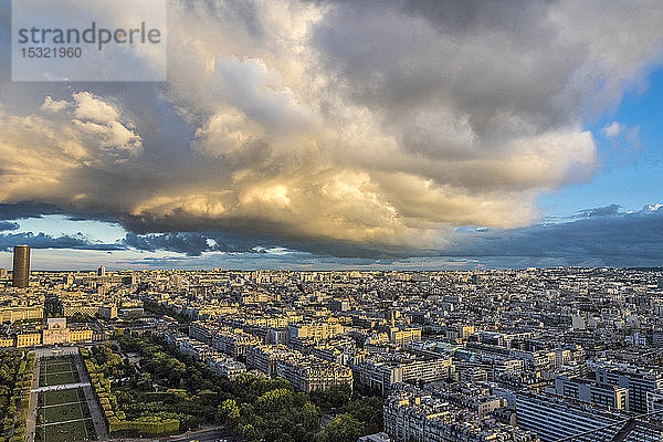Frankreich  7. und 15. Arrondissement von Paris  Blick vom Eiffelturm (Champ de Mars und Tour Montparnasse)