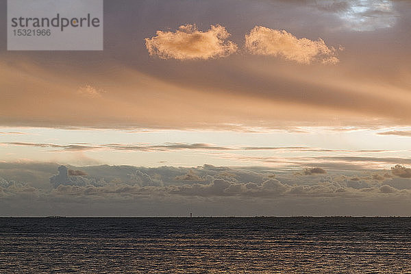 Frankreich  Les Moutiers-en-Retz  44. Bewölkter Himmel und Sonnenuntergang in der Bucht.