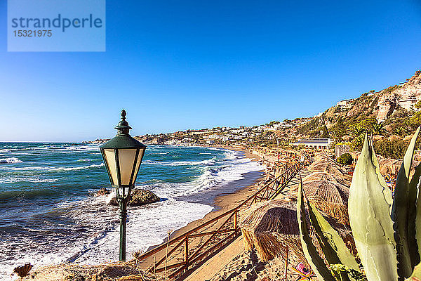 Blick auf den Strand und das Meer von den Poseidon-Thermalbädern  Ischia  Golf von Neapel  Region Kampanien  Italien