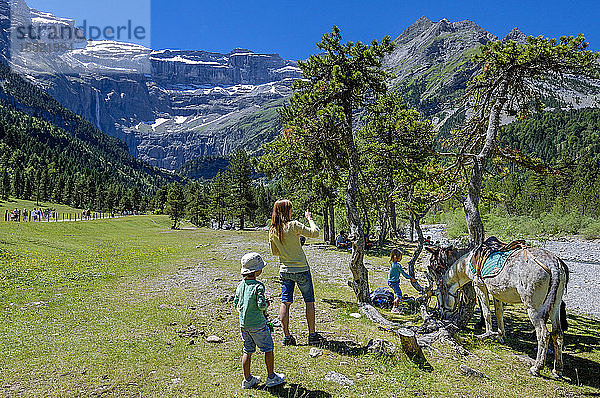 Pyrenäen-Nationalpark  Hautes-Pyrenees  Eselritt im Cirque de Gavarnie (UNESCO-Welterbe)