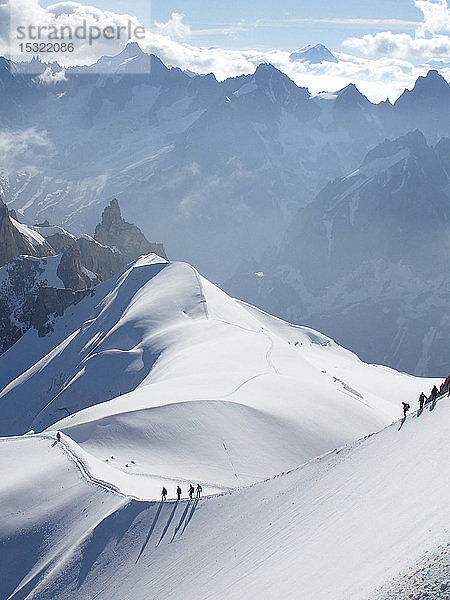 Frankreich  Hochsavoyen  Chamonix  Mont blanc-Gebirge  einige Bergsteiger wandern an der Schneekante der Aiguille du Midi