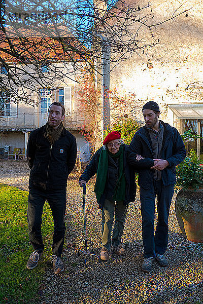 Ältere Frau macht einen Spaziergang mit ihren Enkeln; Europa  Frankreich  Burgund  Cote-d'Or  Bard les Epoisses