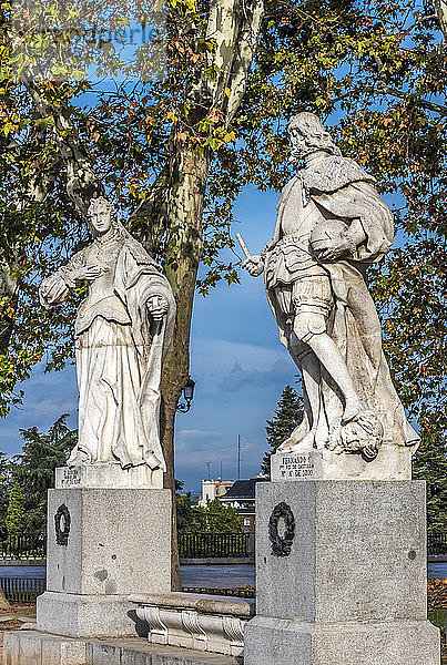 Spanien  Madrid  Königspalast  Garten des Cabo Noval mit den Statuen zweier spanischer Könige (Dona Sancha  Königin von León und Fernan der 1. von Kastilien)