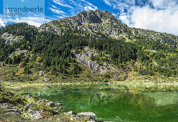 Frankreich  Pyrenäen-Nationalpark  Val d'Azun  Suyen-See (1535m) am Arrens-Fluss.