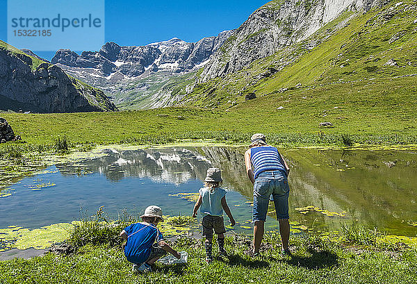 Pyrenäen-Nationalpark  Hautes-Pyrenees  Familie im Cirque d'Estaube (UNESCO-Welterbe)