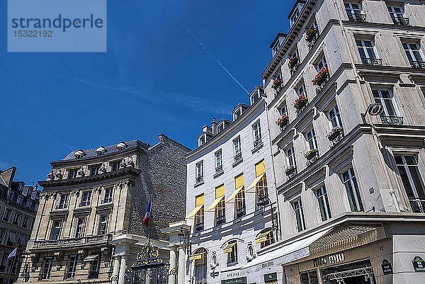 Frankreich  8. Arrondissement von Paris  Place Beauvau  Gebäude und Geschäfte Aveline und Miu-Miu neben dem Eingang des französischen Innenministers