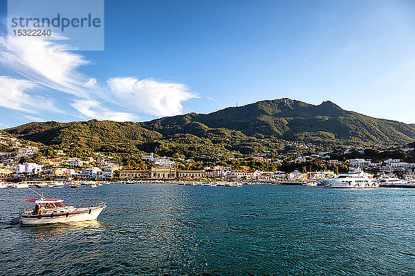 Ansicht des Hafens von Casamicciola  Ischia  Golf von Neapel  Region Kampanien  Italien