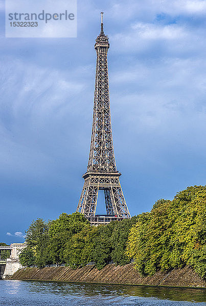 Frankreich  15. Arrondissement von Paris  Eiffelturm und Ã®le aux Cygnes über der Seine