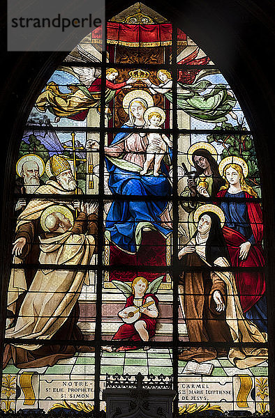 Frankreich  4. Arrondissement von Paris  Glasfenster mit Madonna und Kind in der Kirche Saint-Merri