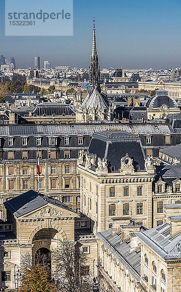 Frankreich  Paris  4. Arrondissement  Ile de la Cite  Blick auf die Prefecture de Police (Polizeipräsidium) und auf die Sainte-Chapelle  von der Kathedrale Notre Dame