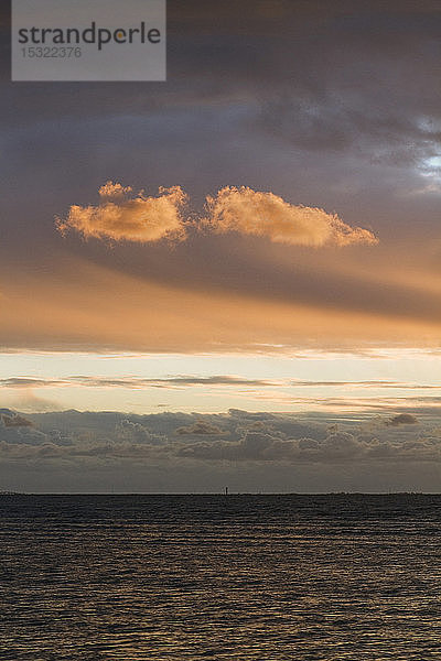 Frankreich  Les Moutiers-en-Retz  44. Bewölkter Himmel und Sonnenuntergang in der Bucht.