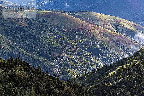 Frankreich  Hautes-Pyrenees  Col de la Hourquette d'Ancizan (1564 Meter hoch)  zwischen dem Vallee d'Aure und dem Vallee de Campan  Blick auf den Hameau de Barrancoueu