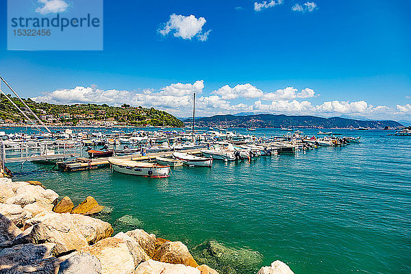 Portovenere  Cinque Terre  Ligurien  Italien - August 09  2018 - Blick auf das Meer und die Boote von Portido Marina