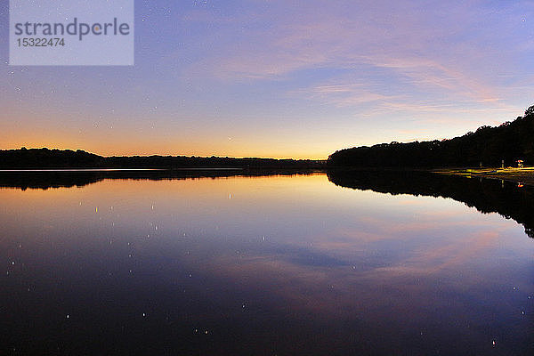 Bourgogne. Yonne (89). Region von Saint Fargeau und Boutissaint. Der See von Bourdon bei Nacht. Sterne und Milchstraße.