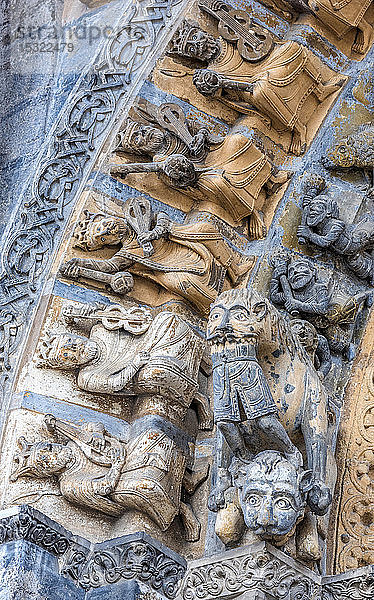 Frankreich  Pyrenees-Atlantiques  Oloron-Sainte-Marie  Voussoirs der Vorhalle der Kathedrale von Oloron (UNESCO-Welterbe) (Jakobsweg)
