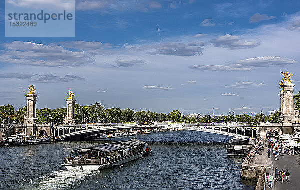 Frankreich  Paris zwischen dem 7. und 8. Arrondissement  Pont Alexandre III  Bateau Mouche (touristisches Flussschiff) und Barkasse des Bistrot Alexandre III am Ufer der Seine-Promenade