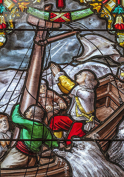 Frankreich  Bretagne  Le Faouet  Chapelle Sainte Barbe  Glasmalerei  die das Wunder der Heiligen Barbara darstellt ( volkstümliche Glasmalerei des 19. Jahrhunderts)  der Schiffbruch