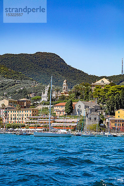 Santa Margherita  Cinque Terre  Ligurien  Italien - 11. August 2018 - Blick auf das Dorf vom Meer aus