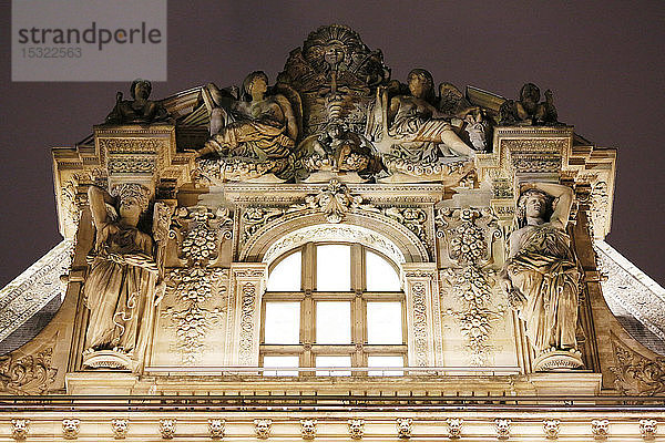 Paris. 1. Bezirk. Louvre-Museum bei Nacht. Fassade des Colbert-Pavillons.
