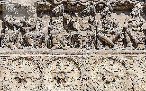rance  Tarn-et-Garonne  Abtei Saint-Pierre de Moissac (Jakobsweg) (UNESCO-Welterbe)  Detailansicht des Torbogens (12. Jh.)  der Türsturz stellt die Weisen der Apokalypse dar und die Rosen erinnern an die Disteln.