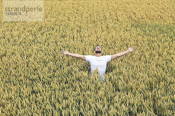 Junger Mann in einem Weizenfeld