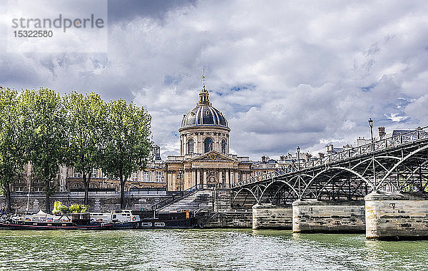 Frankreich  6. Arrondissement von Paris  Passerelle du Pont des Arts (19. Jahrhundert) über die Seine und Institut de France