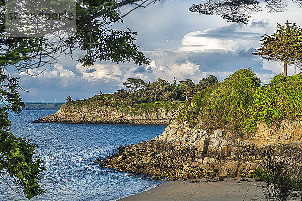 Frankreich  Bretagne  Douamenez  Blick vom Küstenweg (GR 34) zwischen Douamenez und La Pointe de la Jument (Ile Tristan)