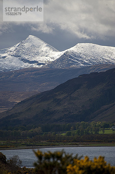 Schneebedeckter Beinn Dearg 1084 m hoch  Schottland