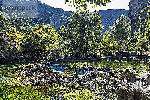 Frankreich  Provence  Vaucluse  pays des Sorgues  Fontaine de Vaucluse  Der Fluss Sorgues