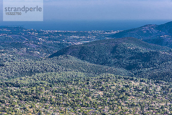 Frankreich  Provence-Alpes-Cote-d'Azur  Alpes-Maritimes  Blick auf das Pays de Grasse von Cabris  das Mittelmeer  das Bergmassiv des Tanneron und den Golfe de la Napoule