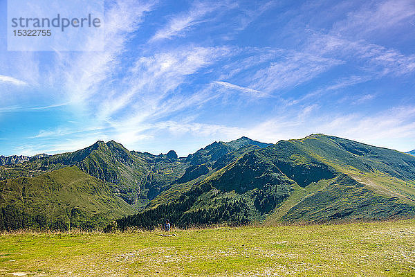 Landschaft  Blick auf die Pisten und Berge rund um das Skigebiet Guzet-Schnee im Sommer. Couserans-Pyrenäen  Ustou-Tal  Ariege  Okzitanien  Frankreich