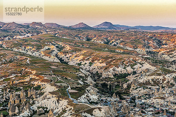 Türkei  Goreme Nationalpark und Felsenstätten von Kappadokien  Tuffsteinkegel und Stadt Goreme (UNESCO-Welterbe)