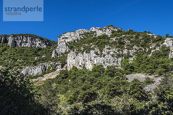 Frankreich  Vaucluse  Kalksteinfelsen um die Abtei Senanque